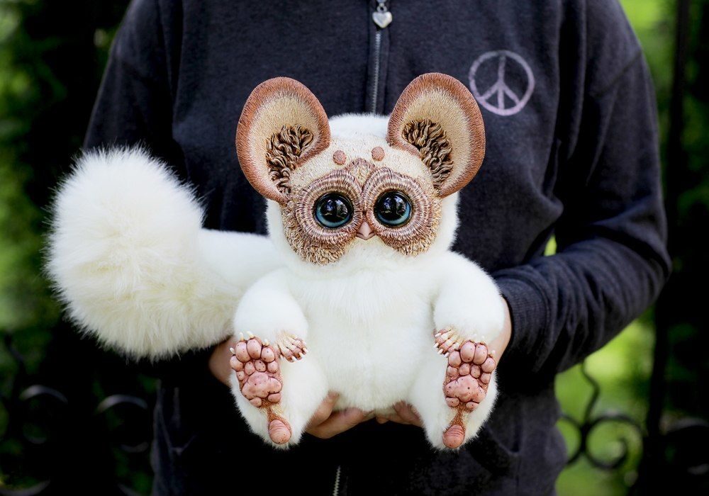 Tiny Griffin Lemur: White