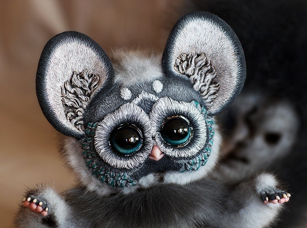 Tiny Griffin Lemur: Seal